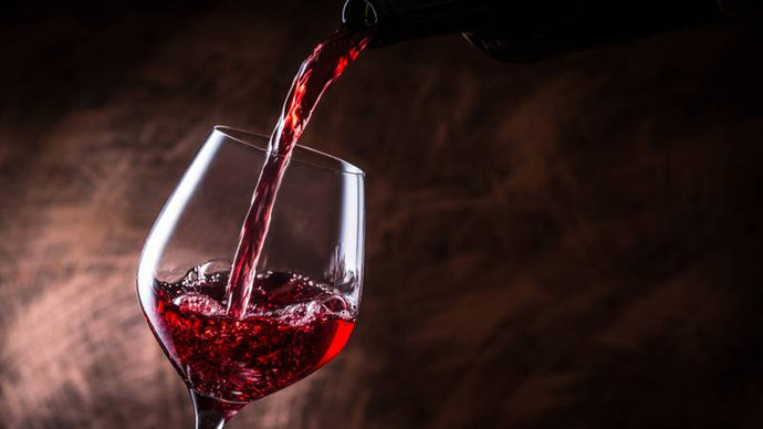 Amantes del vino: un ácido que se encuentra en la bebida podría funcionar como terapia anti-COVID